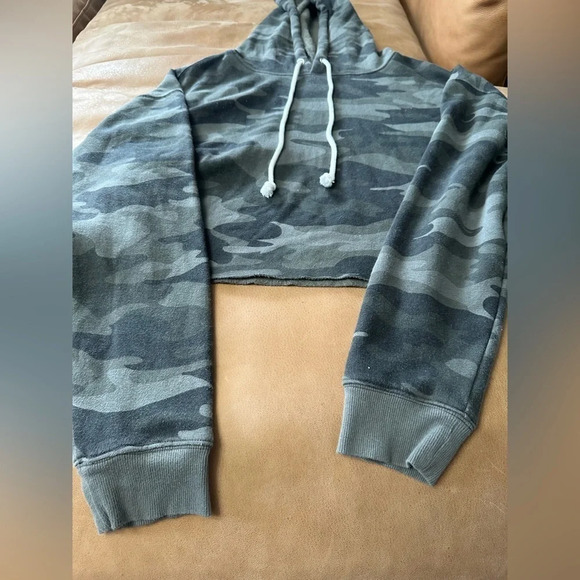 Women’s Target Wild Fable Crop Camo Hoodie Size Large - Picture 3 of 4